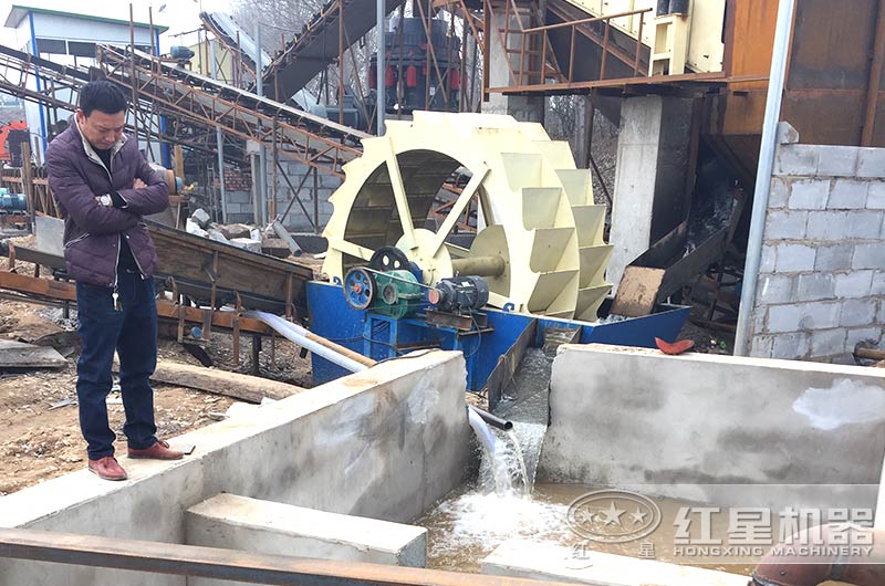 洗沙機(jī)作業(yè)現(xiàn)場，配置沉淀池