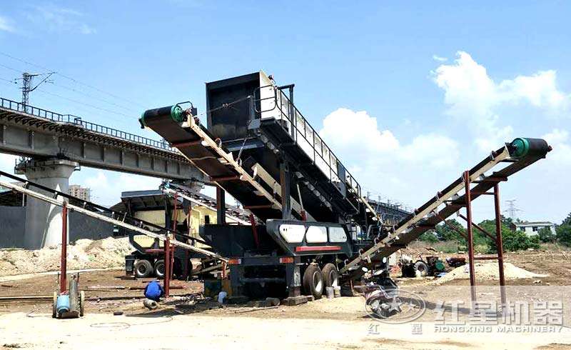 自制移動(dòng)破碎機(jī)現(xiàn)場(chǎng)作業(yè)