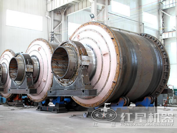 正在加工的水泥球磨機(jī)