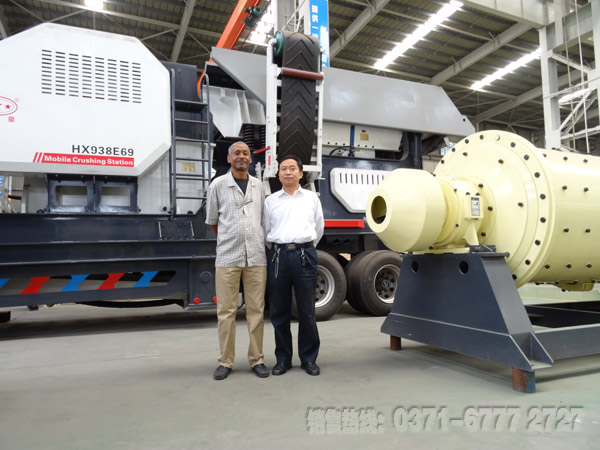 紅星移動(dòng)式破碎機(jī)(客戶合影)