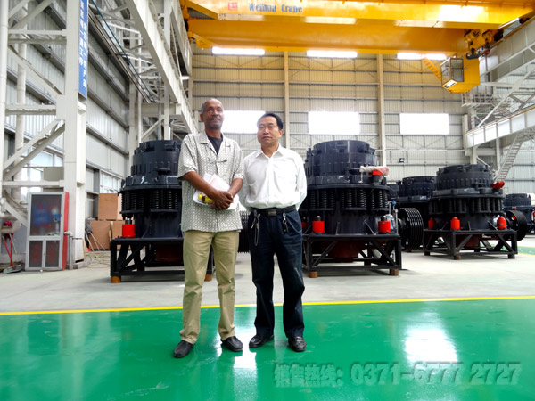 鵝卵石圓錐式破碎機(jī)客戶合影