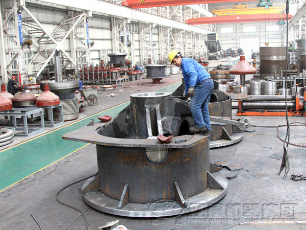 鵝卵石圓錐式破碎機生產車間