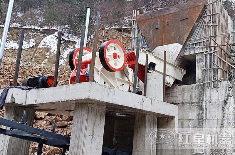 小型沙石破碎機工作現(xiàn)場圖片