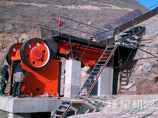 鄂式破碎機現(xiàn)場圖
