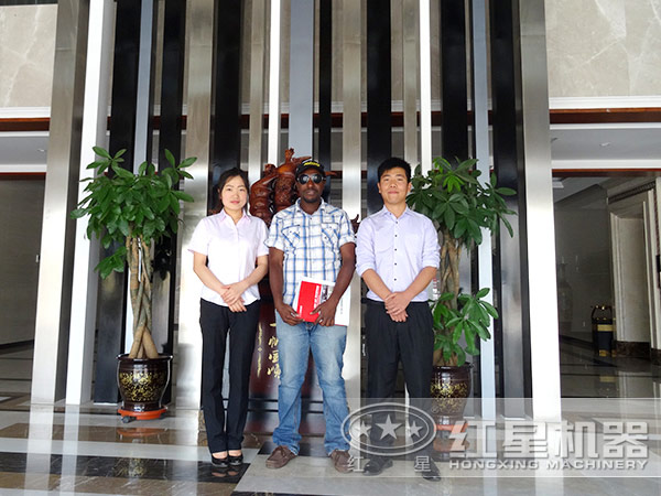 客戶與工作人員合影