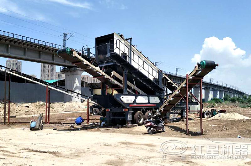 移動打石子搭配的運(yùn)輸篩分裝置展示