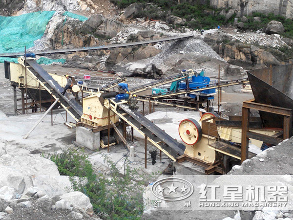 鄂式破碎機現(xiàn)場工作圖