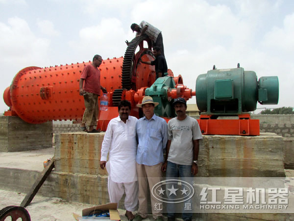 球磨機(jī)檢查維護(hù)現(xiàn)場圖