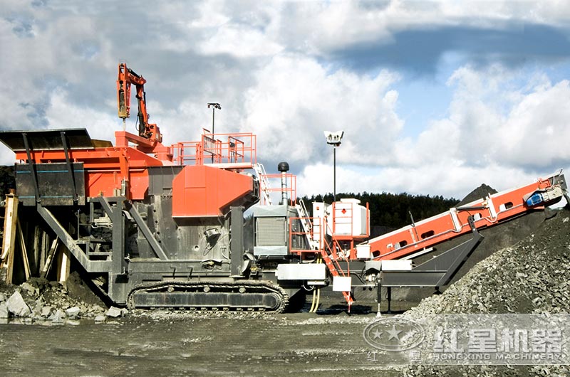 履帶式移動破碎機(jī)現(xiàn)場工作圖