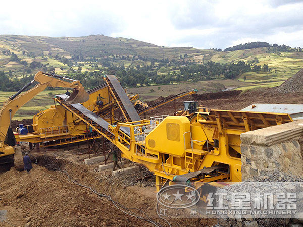 移動破碎機(jī)現(xiàn)場工作圖