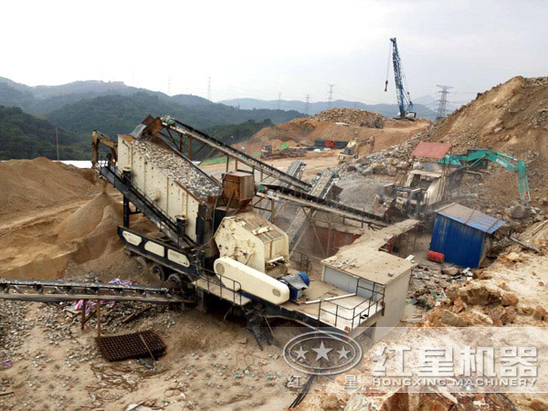 石頭移動破碎機現場工作圖