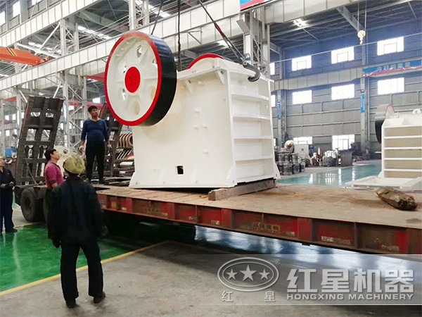 紅星機(jī)器的69顎破機(jī)現(xiàn)場(chǎng)發(fā)貨