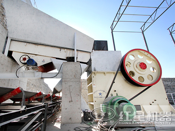 顎式砸石機(jī)客戶現(xiàn)場(chǎng)