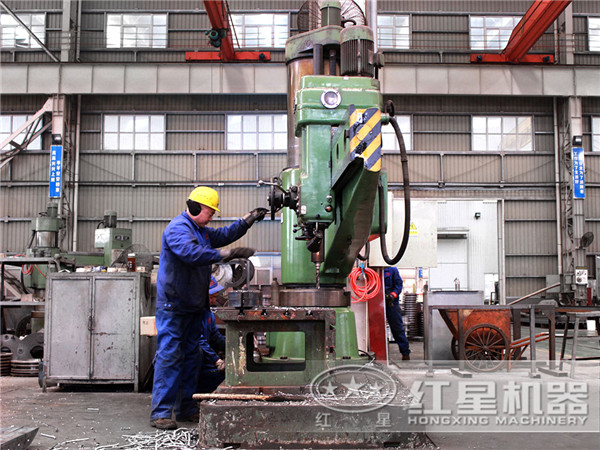顎式碎石機的加工鑄造現(xiàn)場 顎式碎石機的加工鑄造現(xiàn)場