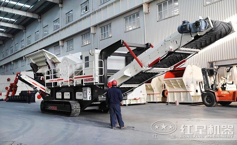 客戶參觀履帶式砂石粉碎機(jī)