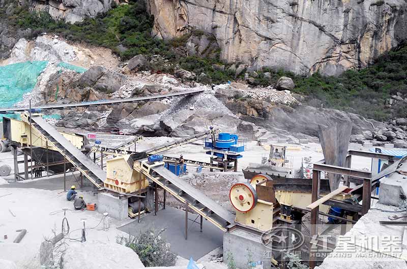 大石塊加工成石子和砂石客戶現(xiàn)場(chǎng)