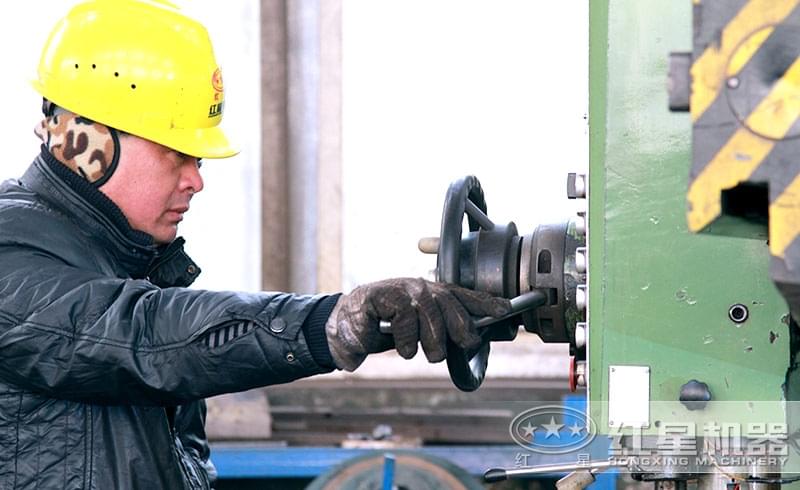 紅星機(jī)器破碎設(shè)備技術(shù)人員現(xiàn)場(chǎng)作業(yè) 紅星機(jī)器破碎設(shè)備技術(shù)人員現(xiàn)場(chǎng)作業(yè)