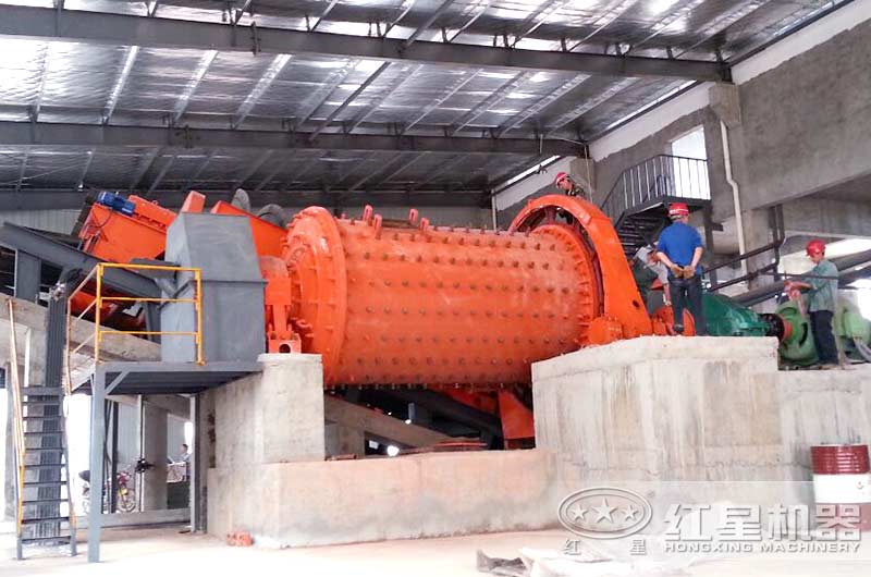 濕式球磨機的現(xiàn)場作業(yè)圖