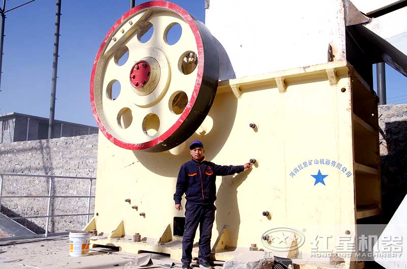 顎式破碎機(jī)的加工現(xiàn)場(chǎng)圖