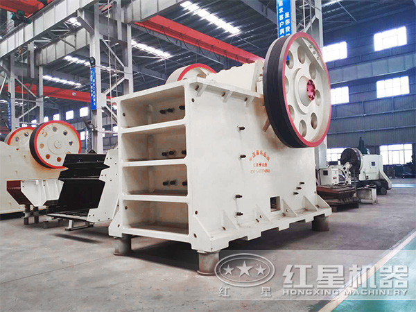 加工花崗巖的顎式破碎機(jī)設(shè)備