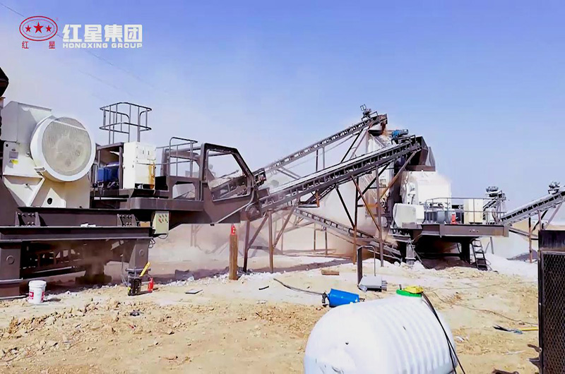 處理建筑垃圾的現(xiàn)場圖