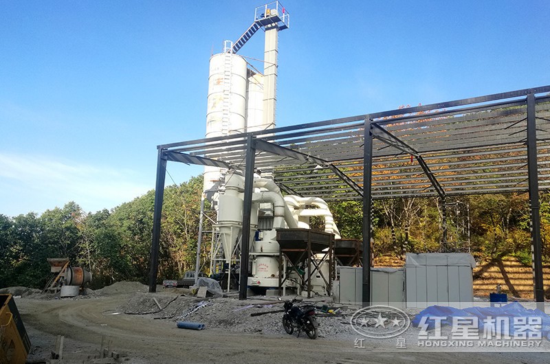 石粉磨粉機(jī)作業(yè)現(xiàn)場 石粉磨粉機(jī)作業(yè)現(xiàn)場