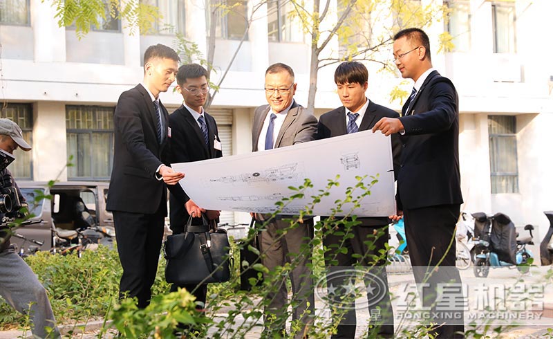 紅星技術(shù)人員為客戶定制方案