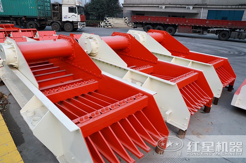 振動給料機保證顎式破碎機均勻給料，是其正常運轉(zhuǎn)的必要條件