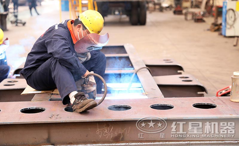 紅星機(jī)器全自動智能制砂機(jī)工人作業(yè)圖