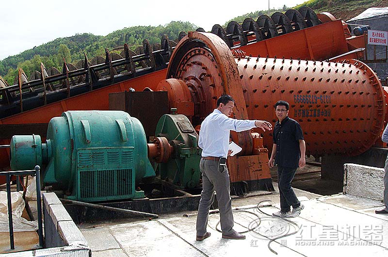 紅星機器指導用戶安裝球磨機設備