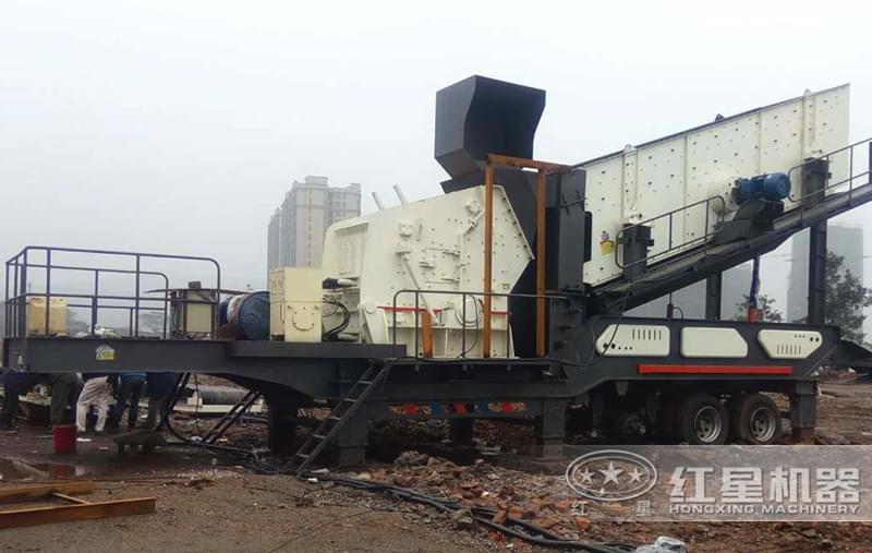 時產(chǎn)200方車載混凝土砂石粉碎機作業(yè)現(xiàn)場
