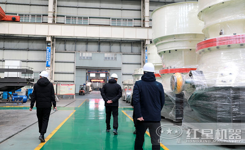 客戶參觀紅星粉碎機(jī)生產(chǎn)車間