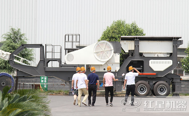 用戶在紅星機器廠區(qū)參觀車載流動磨沙機