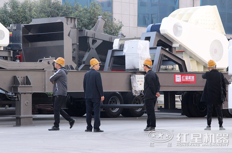 用戶(hù)參觀(guān)移動(dòng)式小型石子破碎機(jī) 用戶(hù)參觀(guān)移動(dòng)式小型石子破碎機(jī)