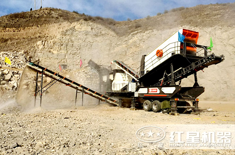 移動(dòng)錘破機(jī)設(shè)備作業(yè)現(xiàn)場(chǎng)