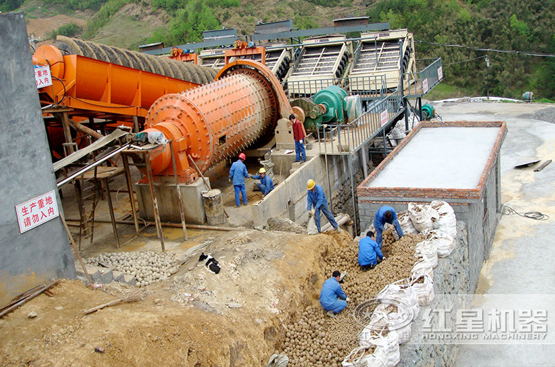 時產(chǎn)200噸石子球磨機(jī)安裝中 時產(chǎn)200噸石子球磨機(jī)安裝中