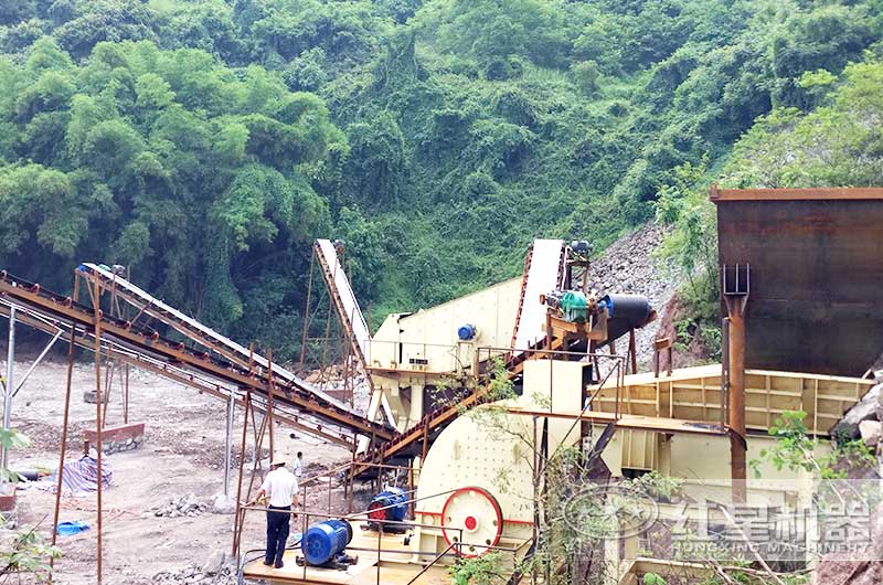 錘式破碎機(jī)現(xiàn)場(chǎng)