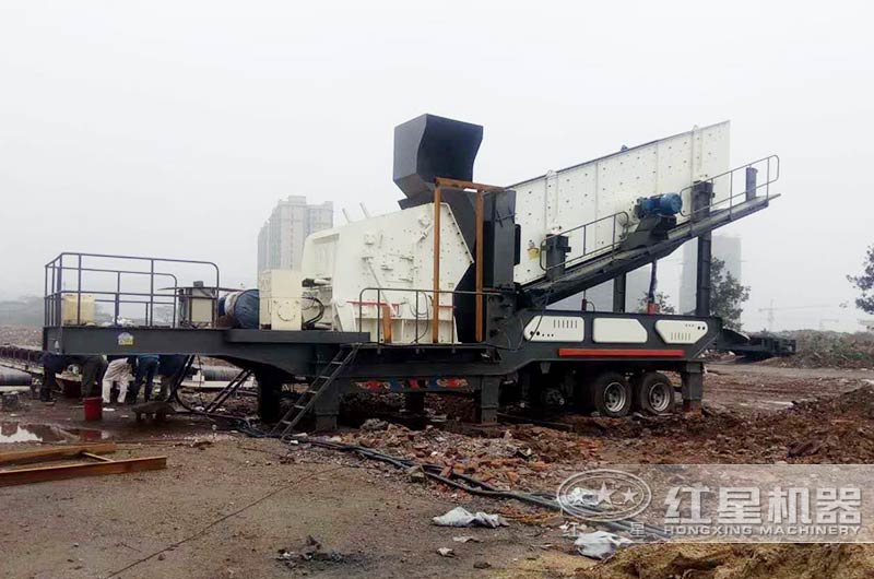 移動反擊式破碎機作業(yè)現(xiàn)場