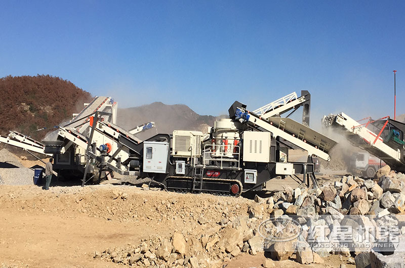 移動(dòng)破碎機(jī)作業(yè)現(xiàn)場(chǎng)