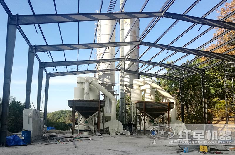 雷蒙粉磨機作業(yè)現(xiàn)場