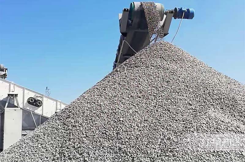 砂石生產(chǎn)線現(xiàn)場的石子成品堆