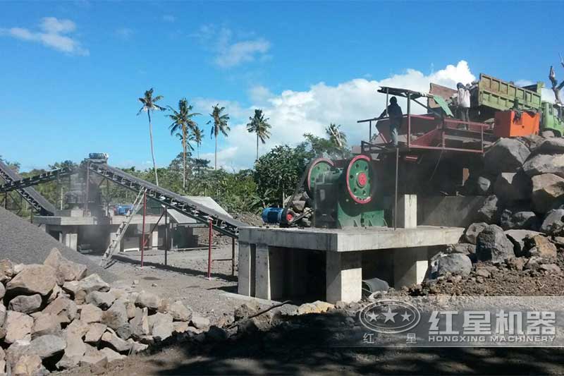 玄武巖顎式破碎機(jī)作業(yè)現(xiàn)場(chǎng)