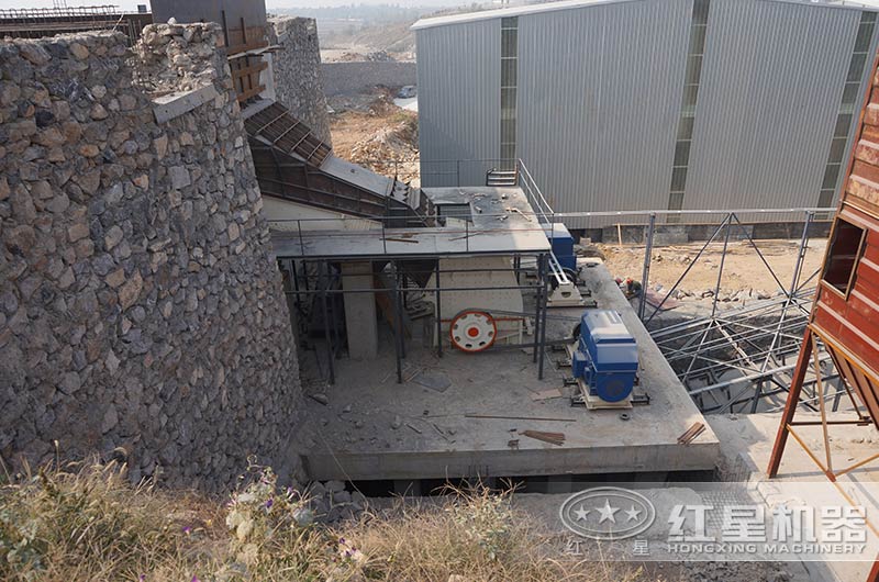 錘式破碎機(jī)現(xiàn)場(chǎng)