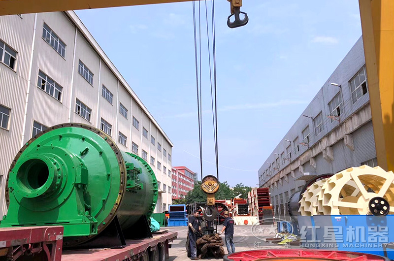 紅星機(jī)器大型球磨機(jī)裝車發(fā)貨中