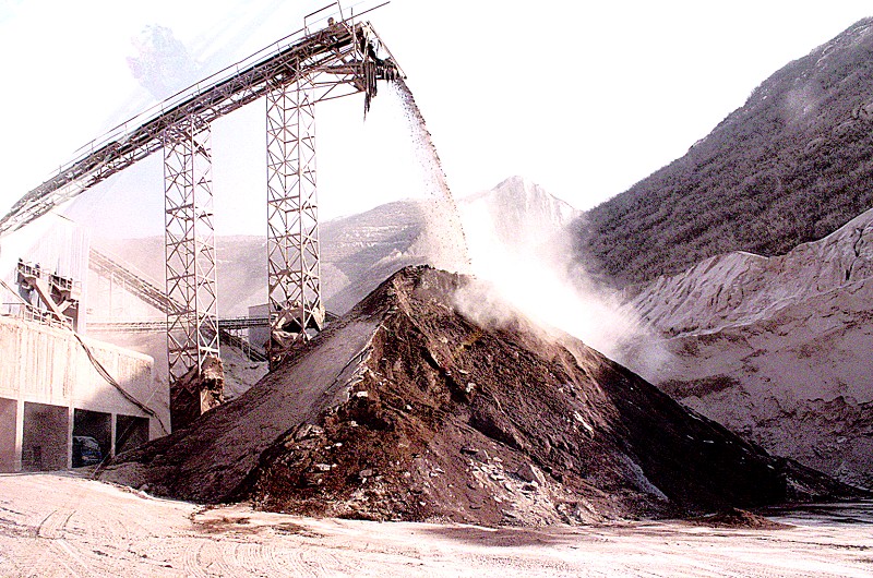 正在工作中的采石場