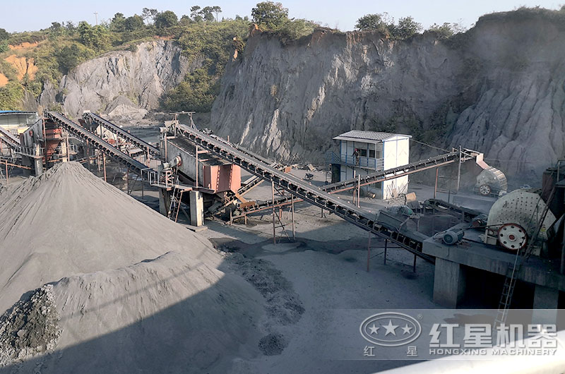 大型破碎機(jī)設(shè)備生產(chǎn)現(xiàn)場(chǎng)