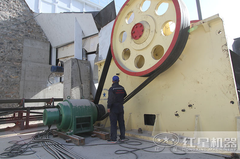 顎式破碎機(jī)生產(chǎn)現(xiàn)場 顎式破碎機(jī)生產(chǎn)現(xiàn)場