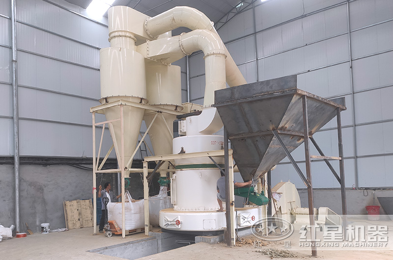 山西客戶雷蒙磨粉機工作現(xiàn)場